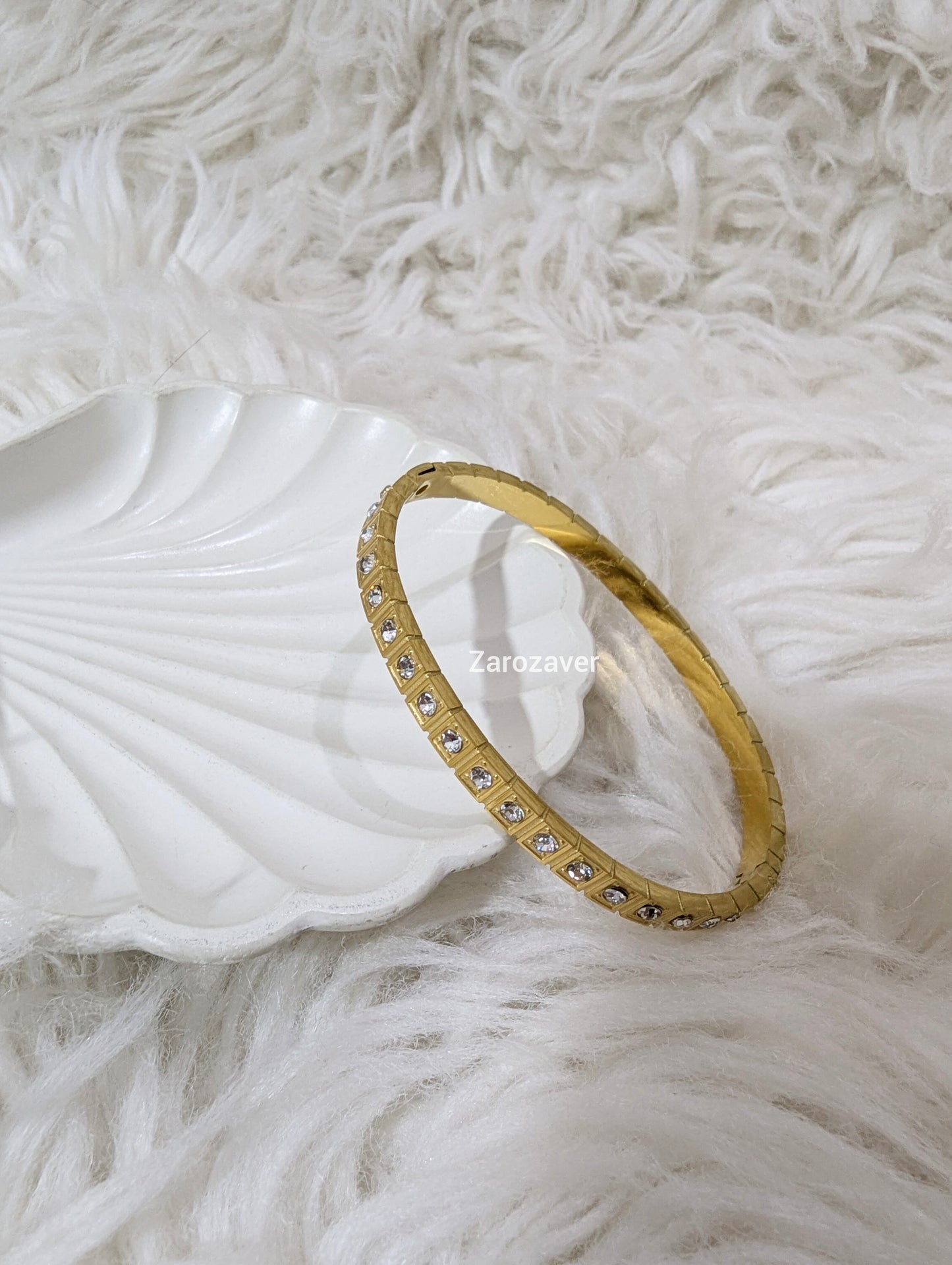 Lucida Bangle