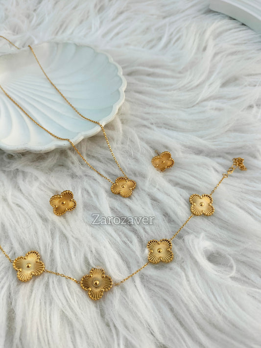 Gold clover set with bracelet