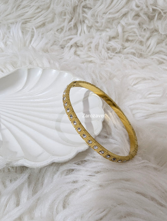 Lucida Bangle